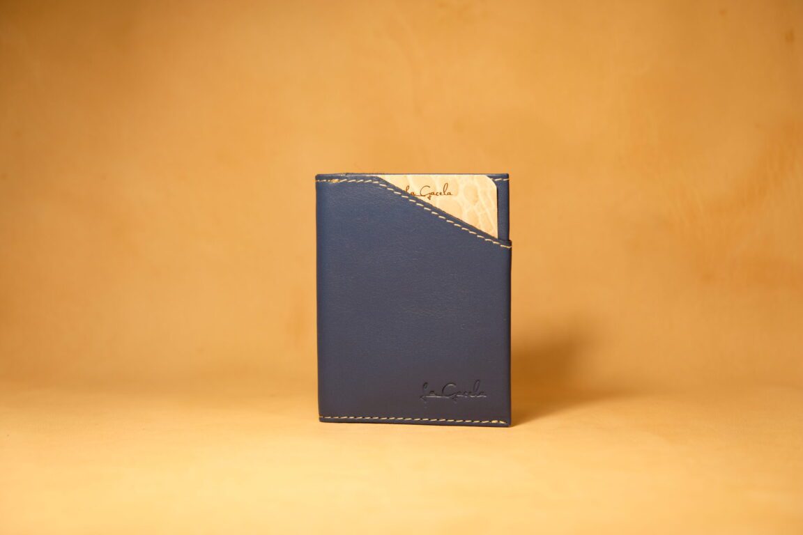 Cartera minimalista azul con billetera