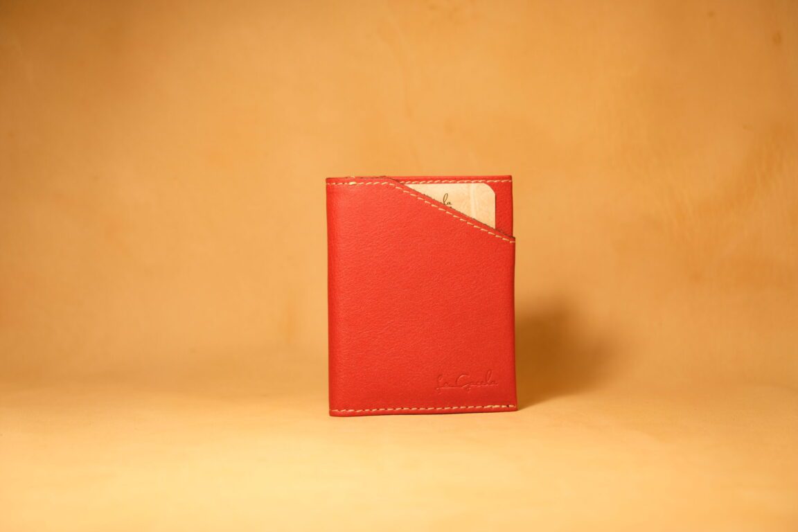 Cartera minimalista roja con billetera