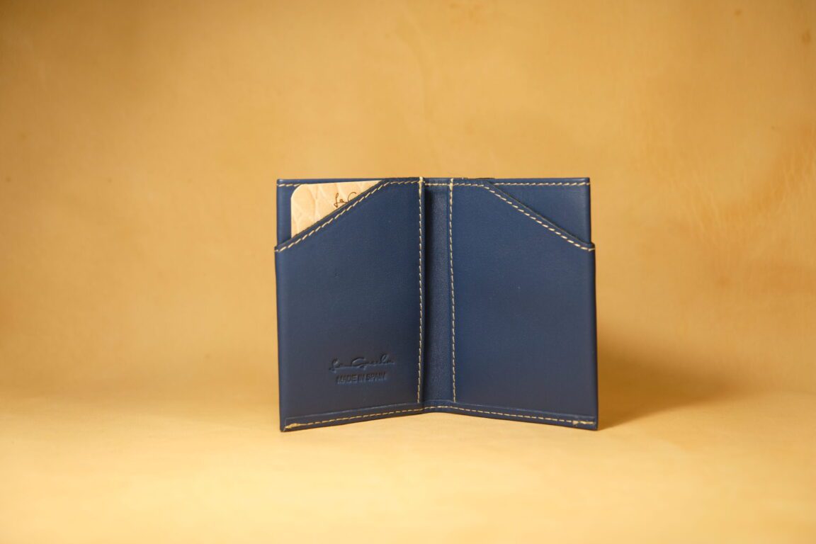 Cartera minimalista azul con billetera
