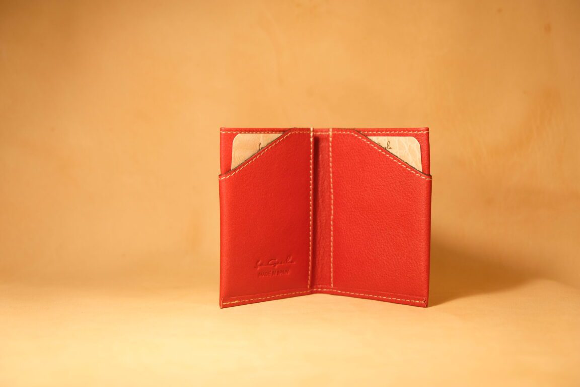 Cartera minimalista roja con billetera
