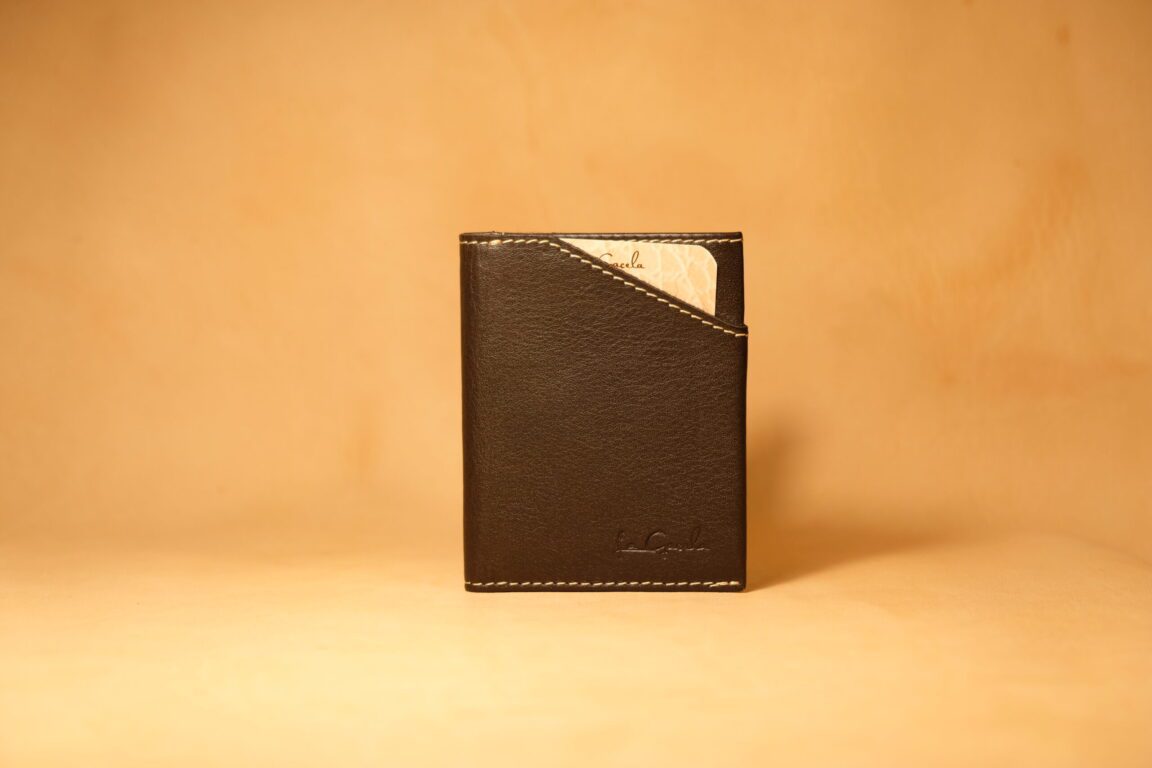 Cartera minimalista marron con billetera
