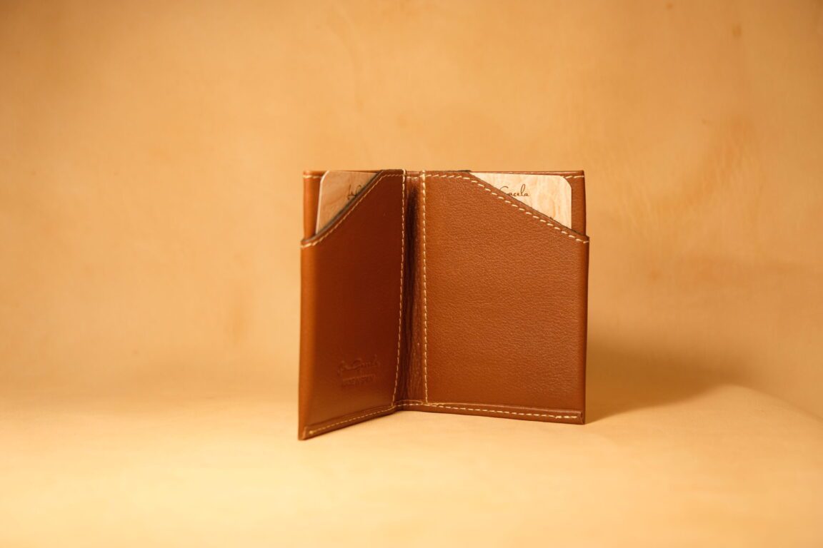 Cartera minimalista marrón claro con billetera