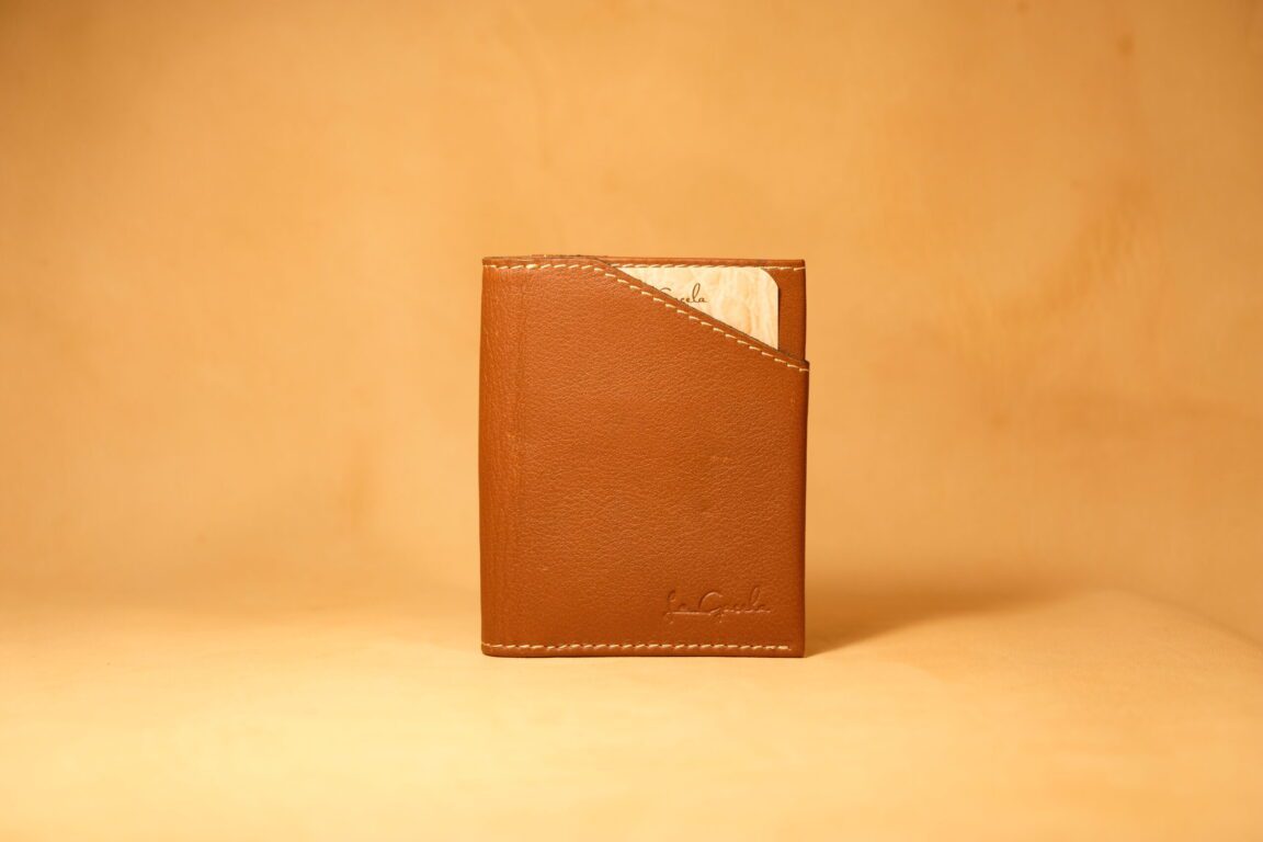 Cartera minimalista marrón claro con billetera