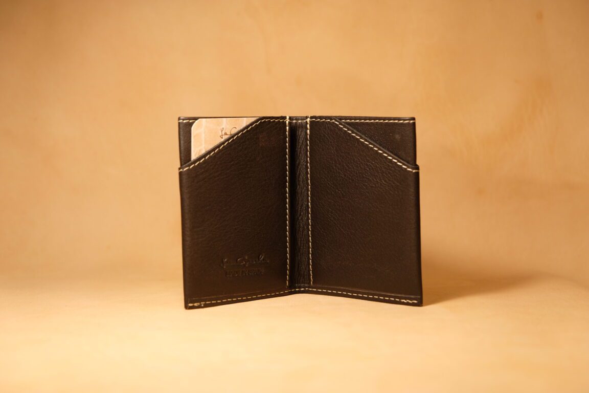 Cartera minimalista marron con billetera