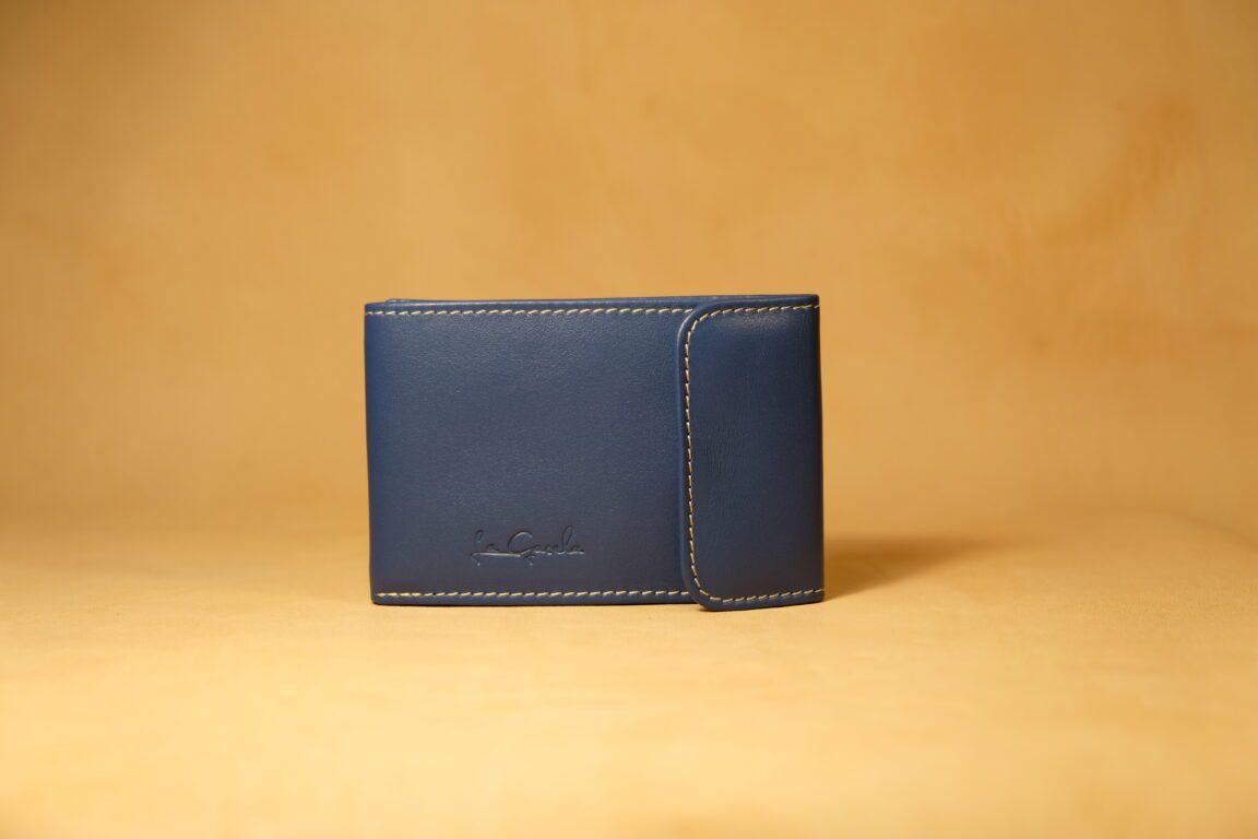 cartera azul con solapa delantera