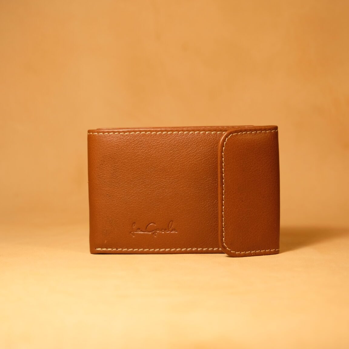 Cartera de piel marron claro con solapa delantera