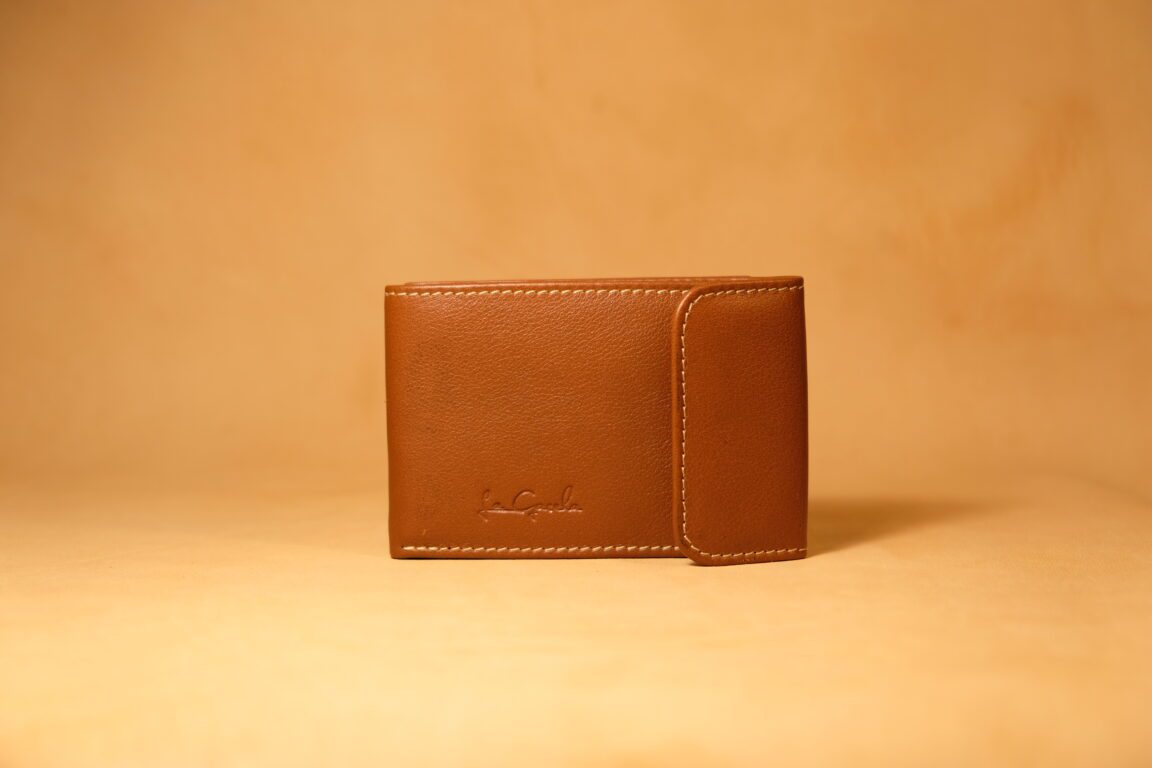 Cartera de piel marron claro con solapa delantera
