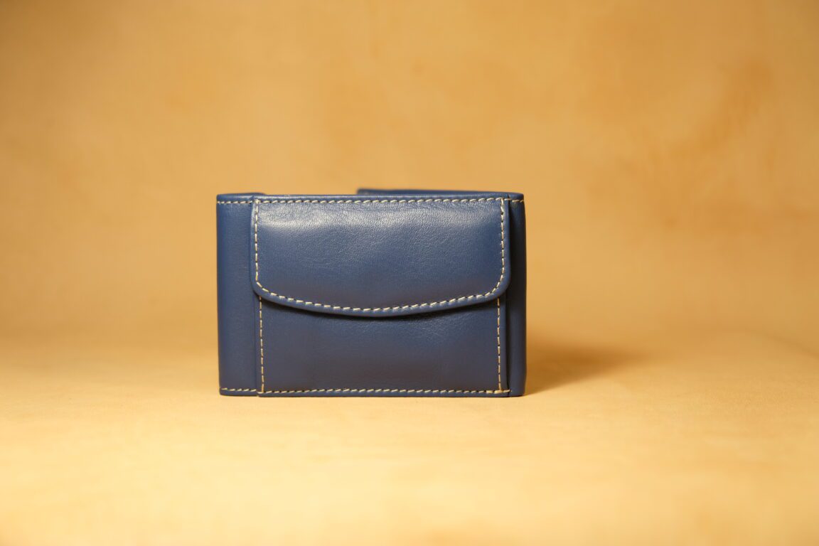 cartera azul con solapa delantera