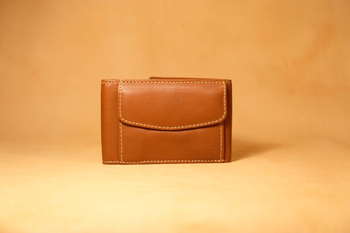 Cartera de piel marron claro con solapa delantera