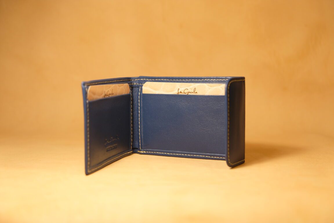 cartera azul con solapa delantera