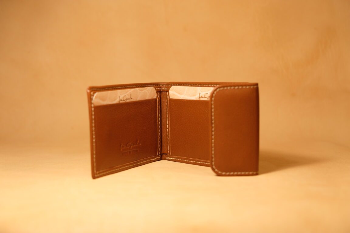 Cartera de piel marron claro con solapa delantera