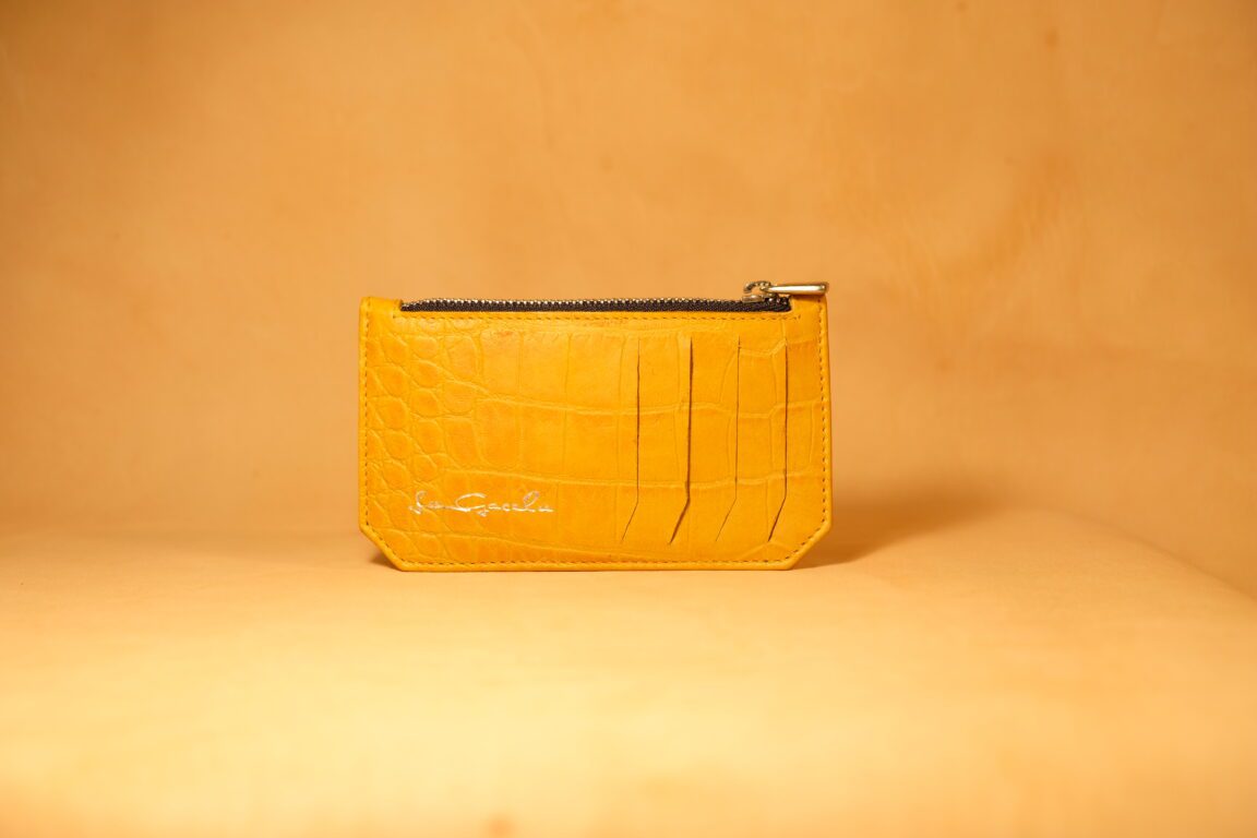 Tarjetero de piel con monedero amarillo