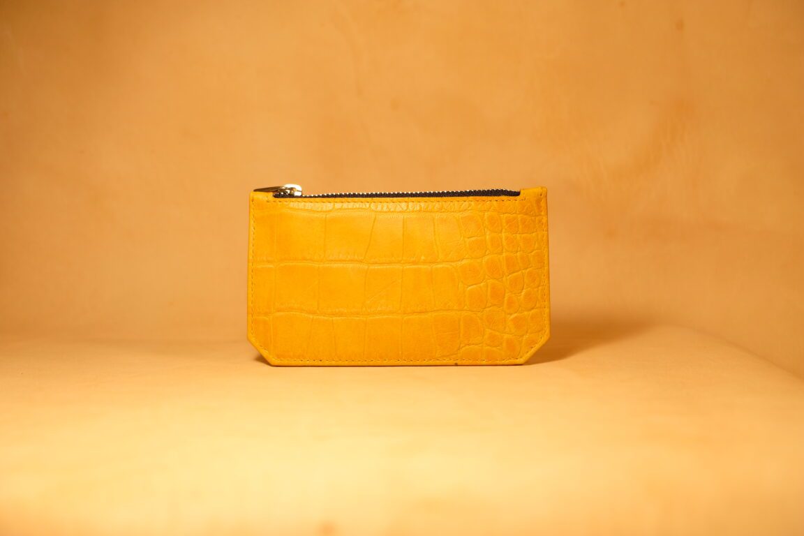Tarjetero de piel con monedero amarillo