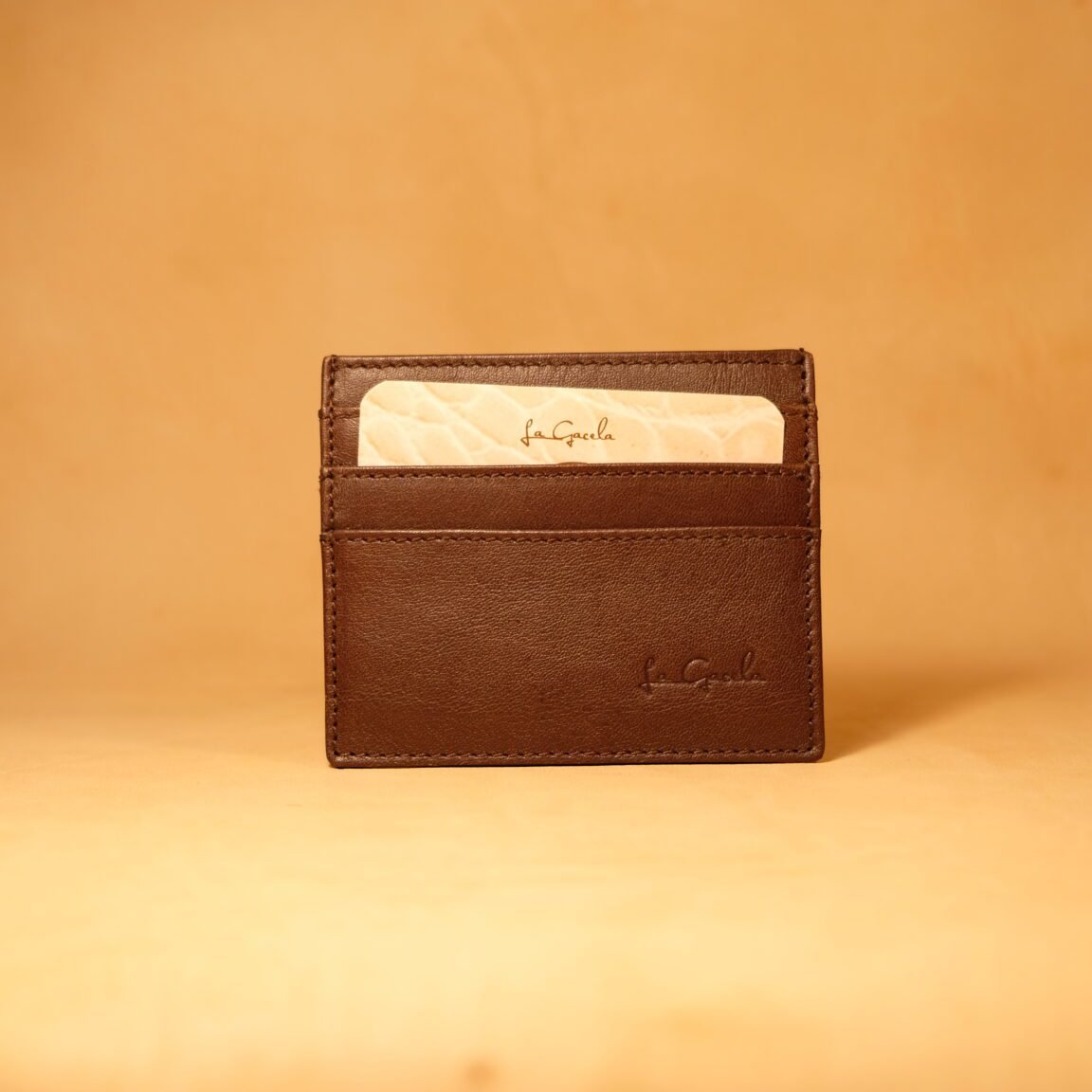 Tarjetero minimalista de piel efecto coco marrón