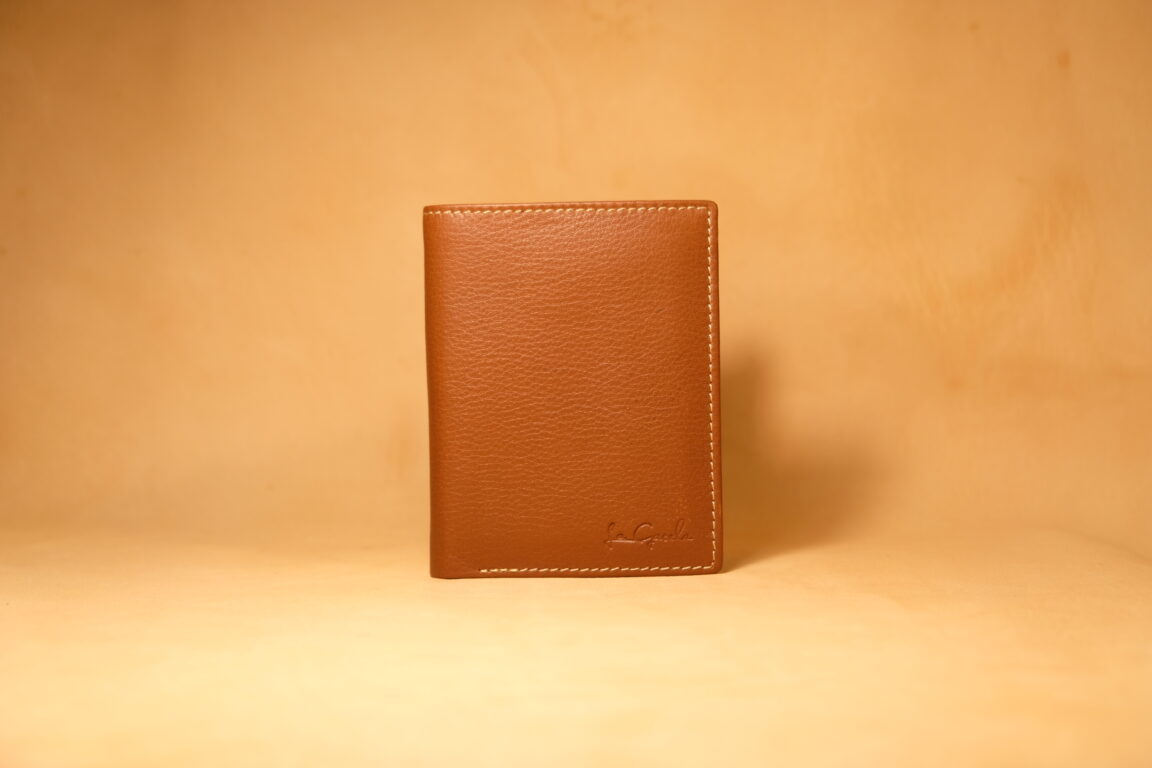 Cartera mini marrón de piel con monedero exterior