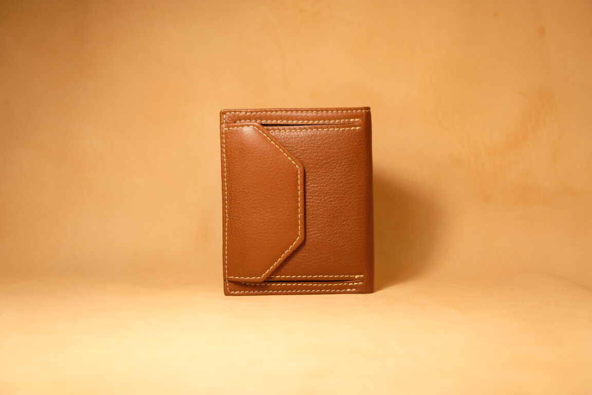 Cartera mini marrón de piel con monedero exterior