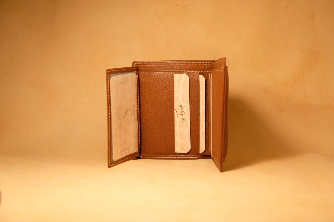 Cartera mini marrón de piel con monedero exterior
