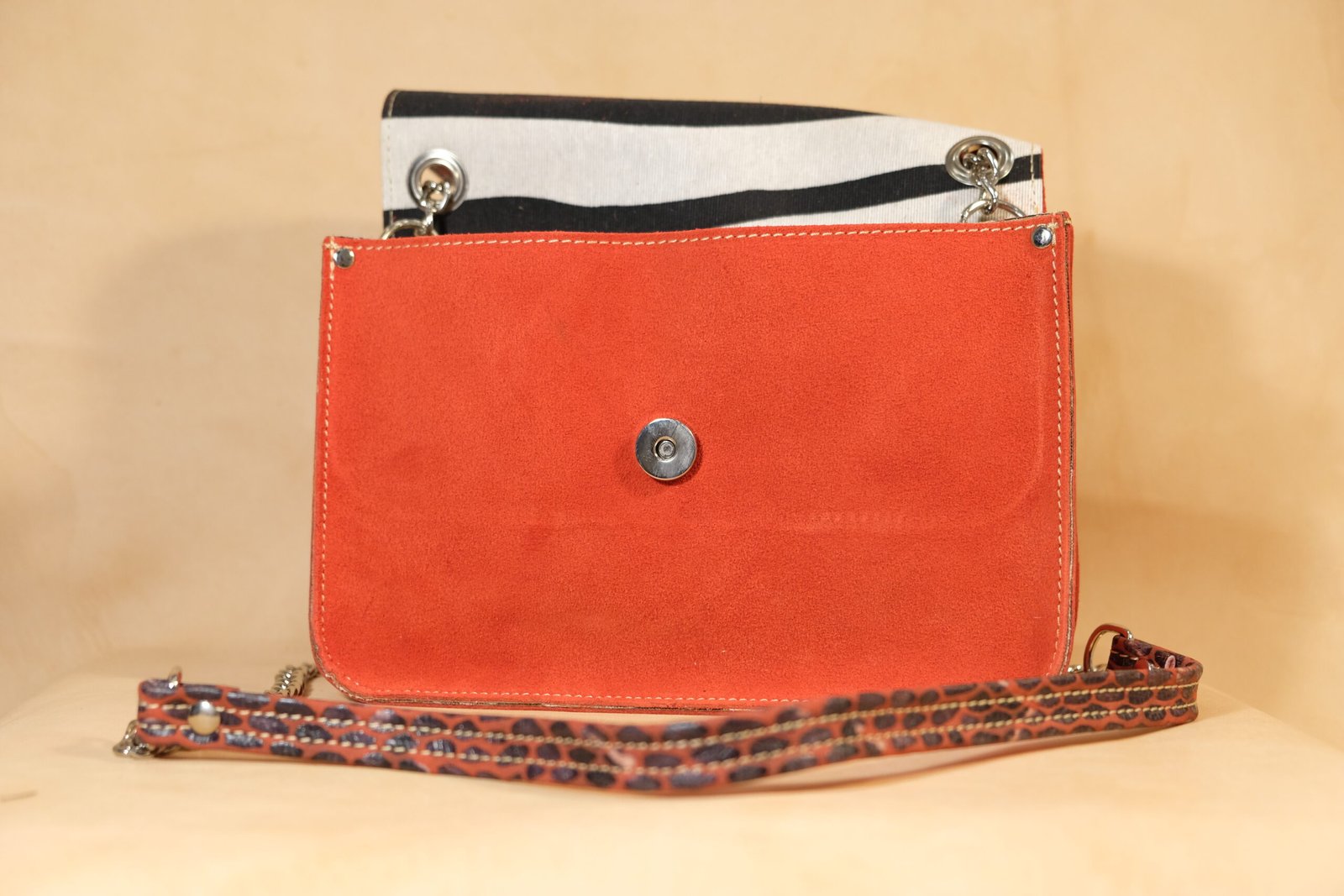 bolso piel roja interior cebra