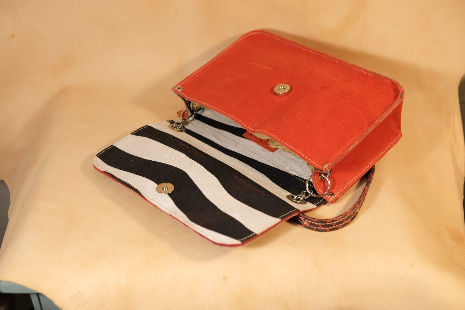 bolso piel roja interior cebra