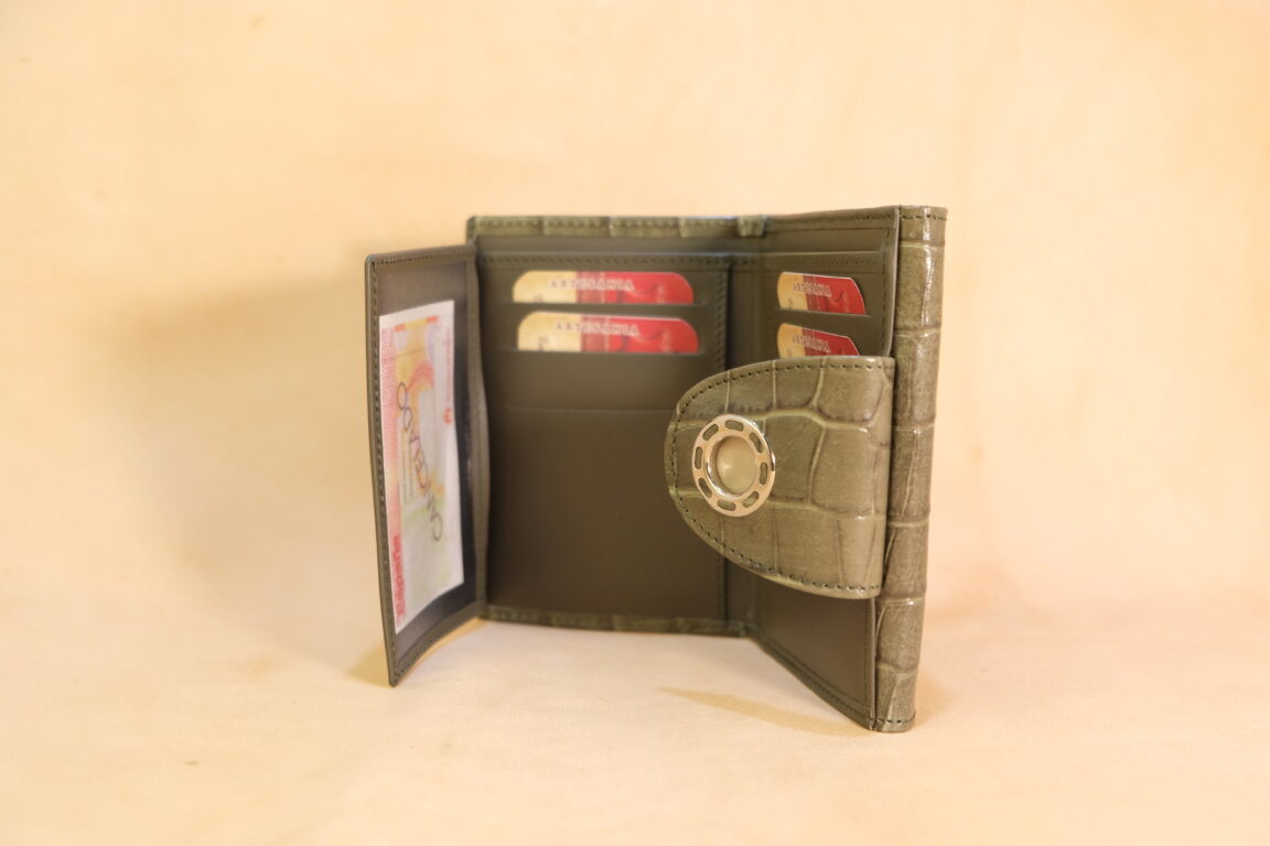 Cartera piel efecto coco verde militar con embellecedor