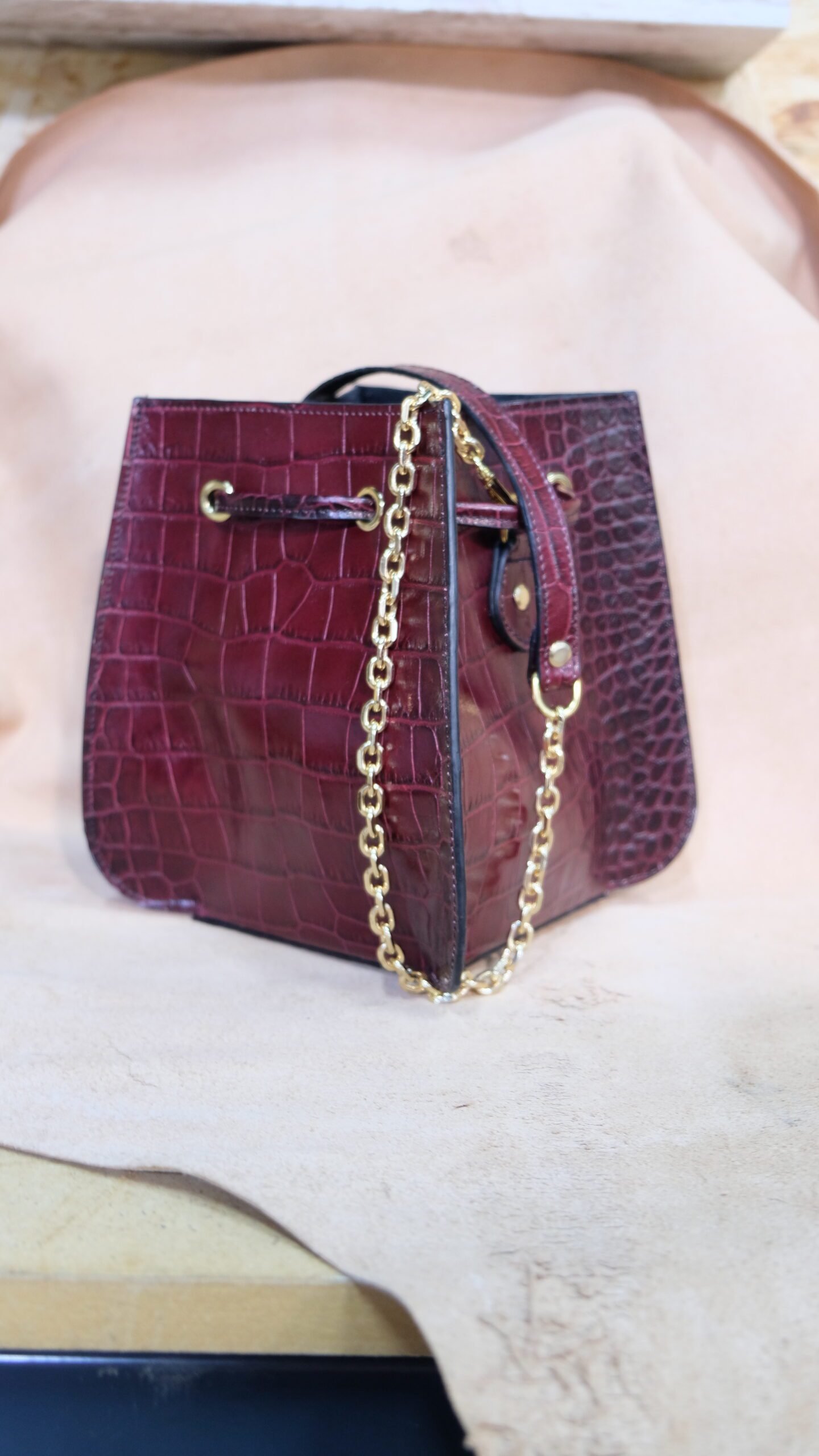 bolso de piel efecto cocodrilo cuadrado