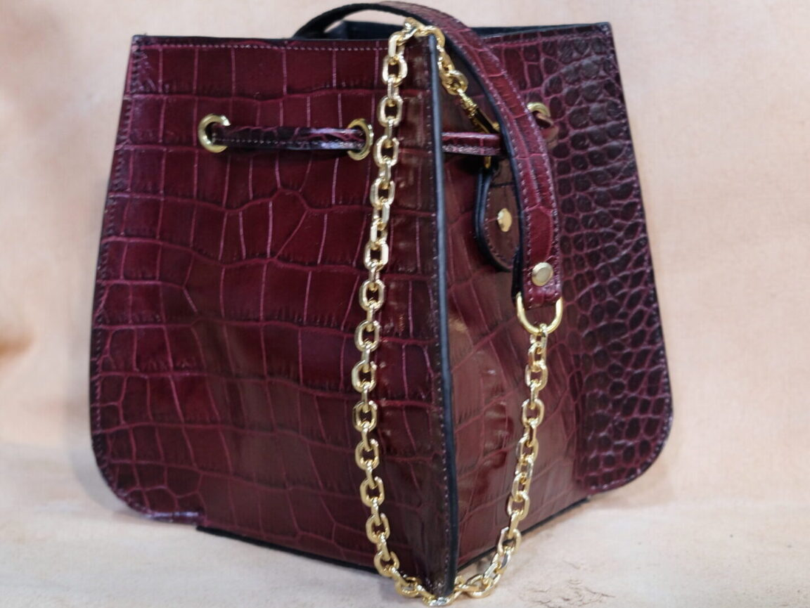 bolso de piel efecto cocodrilo cuadrado