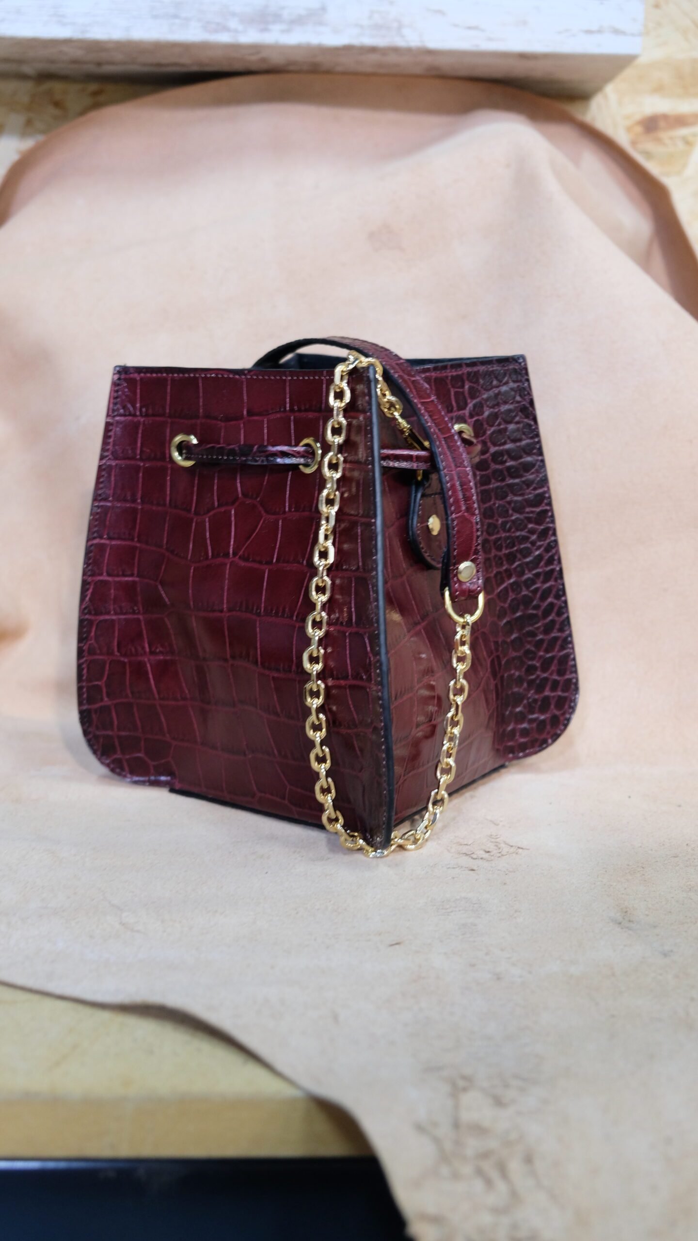 bolso de piel efecto cocodrilo cuadrado