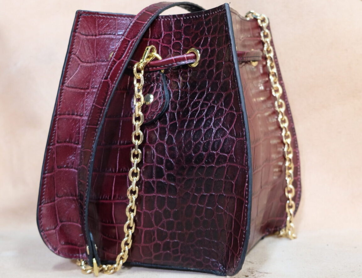 bolso de piel efecto cocodrilo cuadrado
