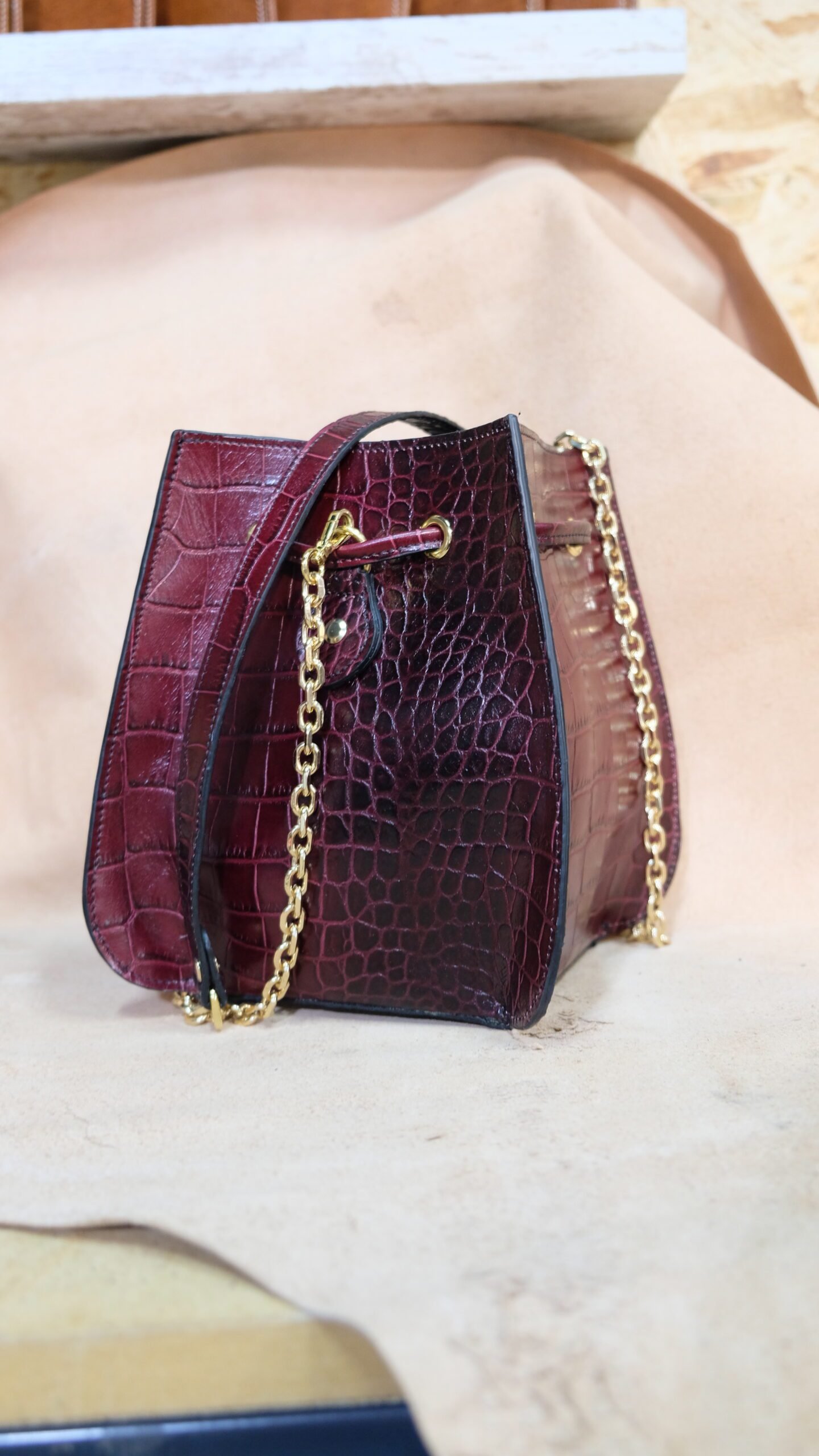 bolso de piel efecto cocodrilo cuadrado